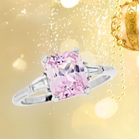 Ring mit einem rosa Saphir im 8eck-Schliff und zwei Diamant-Trapezen in Weissgold