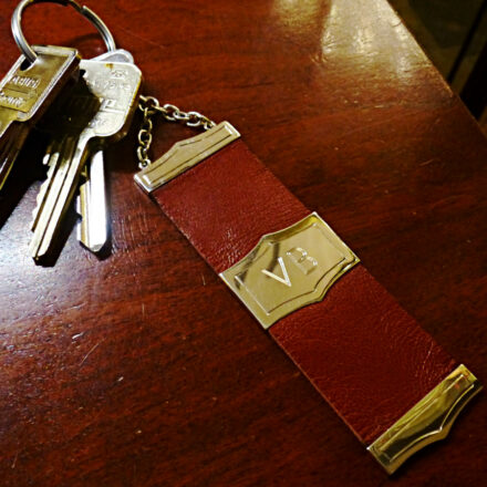 Schlüsselanhänger aus Leder mit gravierten silbernen Beschlägen